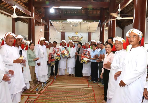 Chủ tịch Ủy ban MTTQ Việt Nam tỉnh Lâm Đồng thăm, chúc Tết Ramưwan