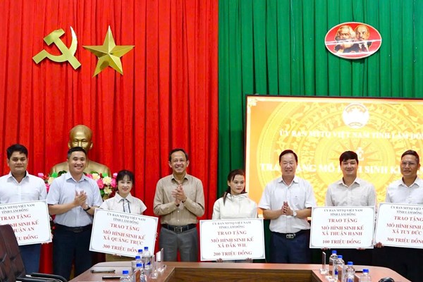 Lâm Đồng trao 1 tỷ đồng hỗ trợ sinh kế cho 5 xã biên giới
