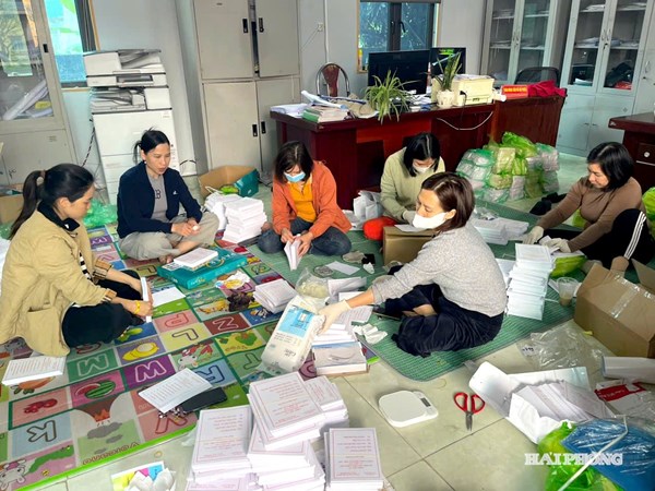 “Đi từng nhà, rà từng người” để phát thẻ cử tri