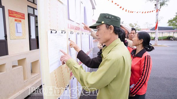 Nông dân trong tỉnh Hưng Yên gửi trọn niềm tin qua từng lá phiếu