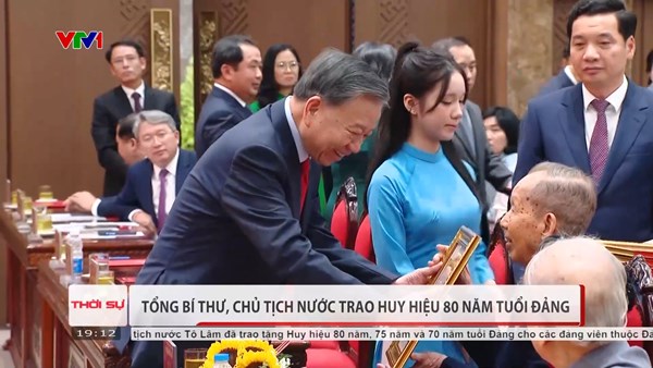 Trao Huy hiệu 80 năm tuổi Đảng tặng các đảng viên lão thành
