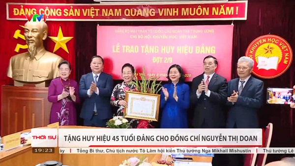 Tặng Huy hiệu 45 năm tuổi Đảng cho đồng chí Nguyễn Thị Doan