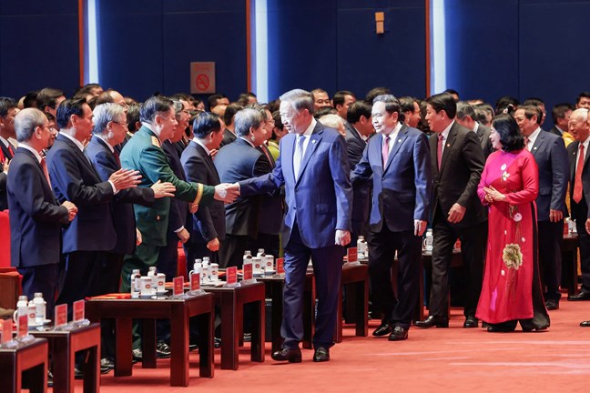 Tổng Bí thư, Chủ tịch nước Tô Lâm; Ủy viên Bộ chính trị, Bí thư Trung ương Đảng, Bí thư Đảng ủy MTTQ, các Đoàn thể Trung ương, Chủ tịch Ủy ban Trung ương Mặt trận Tổ quốc Việt Nam Bùi Thị Minh Hoài và các đại biểu tham dự khai mạc trọng thể Đại hội MTTQ V