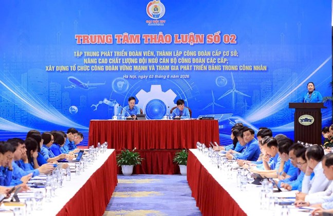 Xây dựng tổ chức công đoàn vững mạnh và tham gia phát triển Đảng trong công nhân